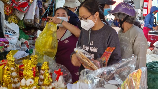 Người Đà Nẵng nhộn nhịp sắm đồ cúng tiễn ông Táo về trời