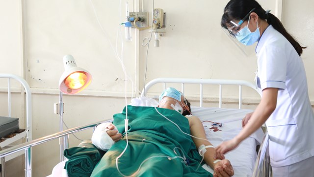 Người đàn ông bị chém đứt lìa bàn tay ở Bình Dương đã được phẫu thuật nối tay