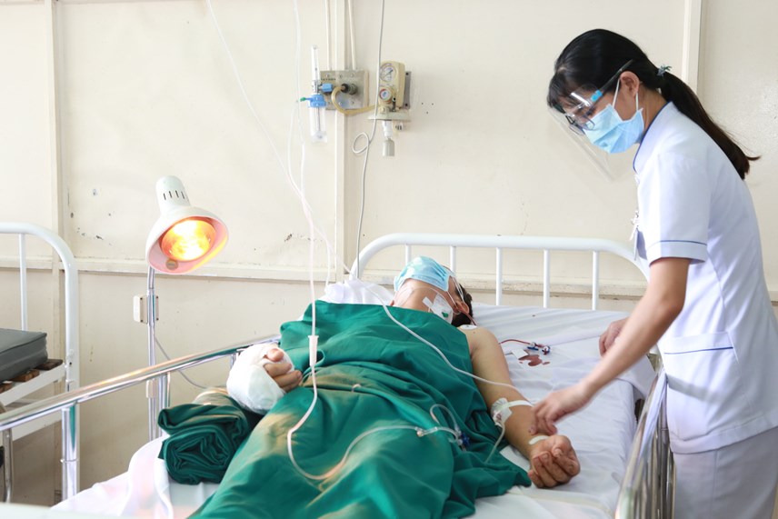 nguoi-d224n-244ng-bi-ch233m-dut-l236a-b224n-tay-o-b236nh-duong-d227-duoc-phau-thuat-noi-tay_1.jpg