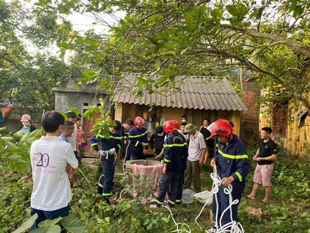 nguoi-d224n-244ng-mac-ket-duoi-gieng-trong-nhieu-ng224y_1.jpg nguoi-d224n-244ng-mac-ket-duoi-gieng-trong-nhieu-ng224y_1.jpg
