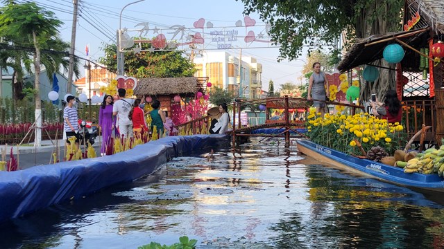 Người dân Bạc Liêu nô nức đi check-in đường hoa Xuân Nhâm Dần 2022 đầy thơ mộng