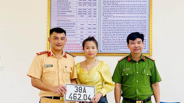 Người dân Hà Tĩnh phấn khởi đến Công an huyện, xã đăng ký ô tô, xe máy