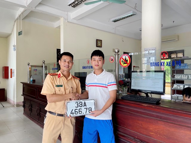nguoi-d226n-h224-tinh-phan-khoi-den-c244ng-an-huyen-x227-dang-k253-244-t244-xe-m225y_1.jpg