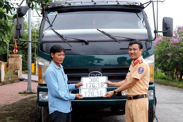 nguoi-d226n-h224-tinh-phan-khoi-den-c244ng-an-huyen-x227-dang-k253-244-t244-xe-m225y_2.jpg