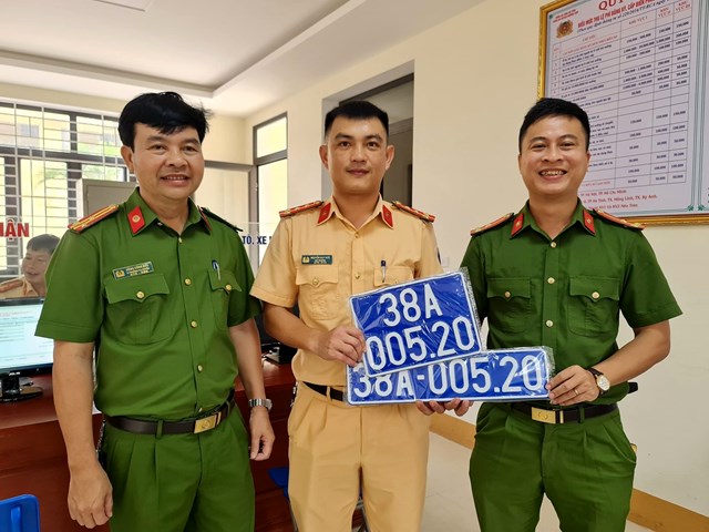 nguoi-d226n-h224-tinh-phan-khoi-den-c244ng-an-huyen-x227-dang-k253-244-t244-xe-m225y_3.jpg
