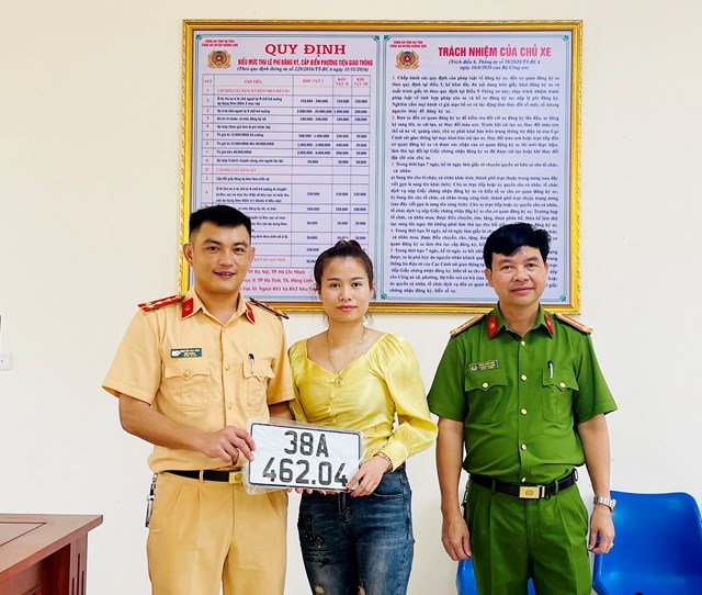 nguoi-d226n-h224-tinh-phan-khoi-den-c244ng-an-huyen-x227-dang-k253-244-t244-xe-m225y_4.jpg