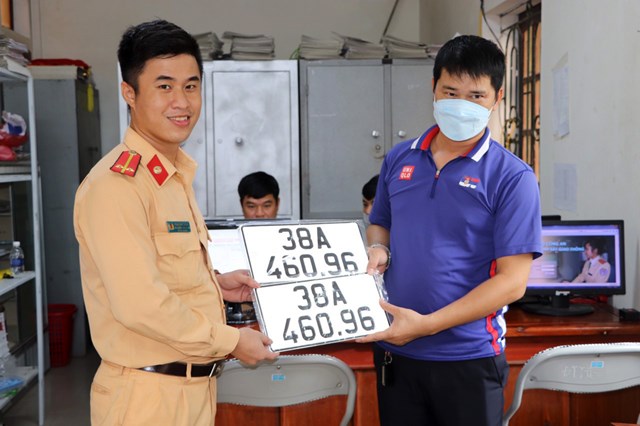 nguoi-d226n-h224-tinh-phan-khoi-den-c244ng-an-huyen-x227-dang-k253-244-t244-xe-m225y_5.jpg