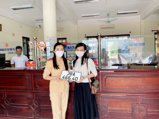 nguoi-d226n-h224-tinh-phan-khoi-den-c244ng-an-huyen-x227-dang-k253-244-t244-xe-m225y_6.jpg