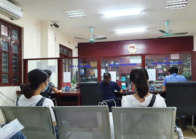 nguoi-d226n-l250ng-t250ng-khi-h224-noi-li234n-tuc-thay-doi-quy-dinh-ve-giay-di-duong_1.jpg