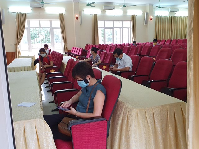 nguoi-d226n-l250ng-t250ng-khi-h224-noi-li234n-tuc-thay-doi-quy-dinh-ve-giay-di-duong_11.jpg