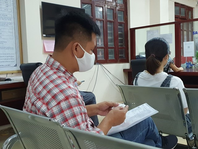 nguoi-d226n-l250ng-t250ng-khi-h224-noi-li234n-tuc-thay-doi-quy-dinh-ve-giay-di-duong_2.jpg