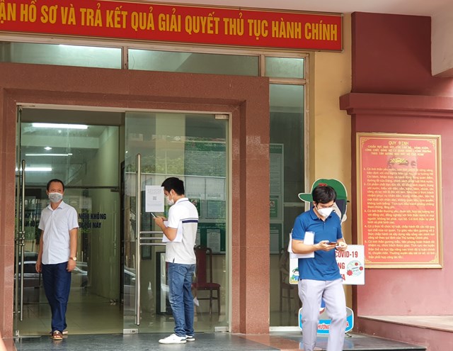 nguoi-d226n-l250ng-t250ng-khi-h224-noi-li234n-tuc-thay-doi-quy-dinh-ve-giay-di-duong_3.jpg