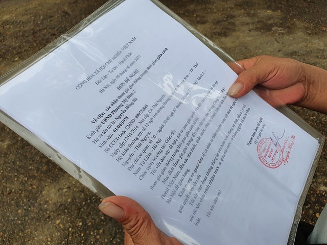 nguoi-d226n-l250ng-t250ng-khi-h224-noi-li234n-tuc-thay-doi-quy-dinh-ve-giay-di-duong_6.jpg