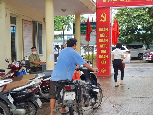 nguoi-d226n-l250ng-t250ng-khi-h224-noi-li234n-tuc-thay-doi-quy-dinh-ve-giay-di-duong_8.jpg