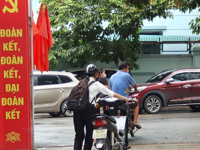 nguoi-d226n-l250ng-t250ng-khi-h224-noi-li234n-tuc-thay-doi-quy-dinh-ve-giay-di-duong_9.jpg