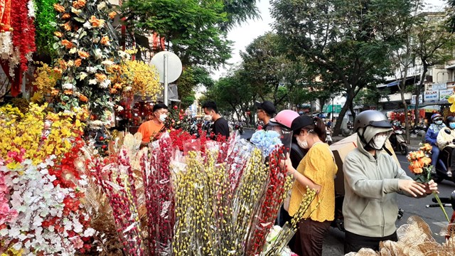Người dân TP Hồ Chí Minh nhộn nhịp sắm Tết