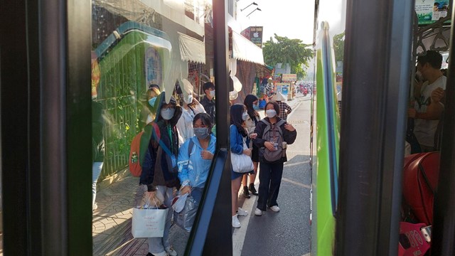 Người dân TP Hồ Chí Minh xếp hàng đi xe buýt