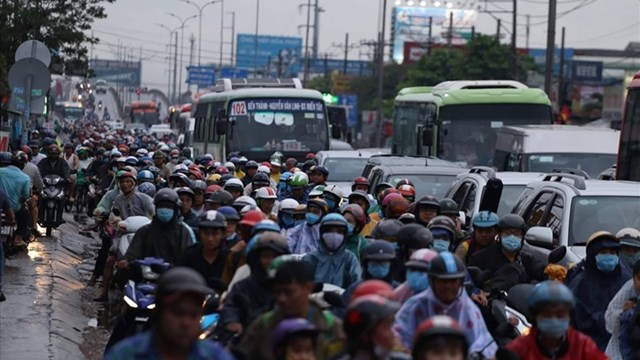 Người dân trở lại TP HCM sau kỳ nghỉ lễ: Nhiều trục đường ùn tắc 