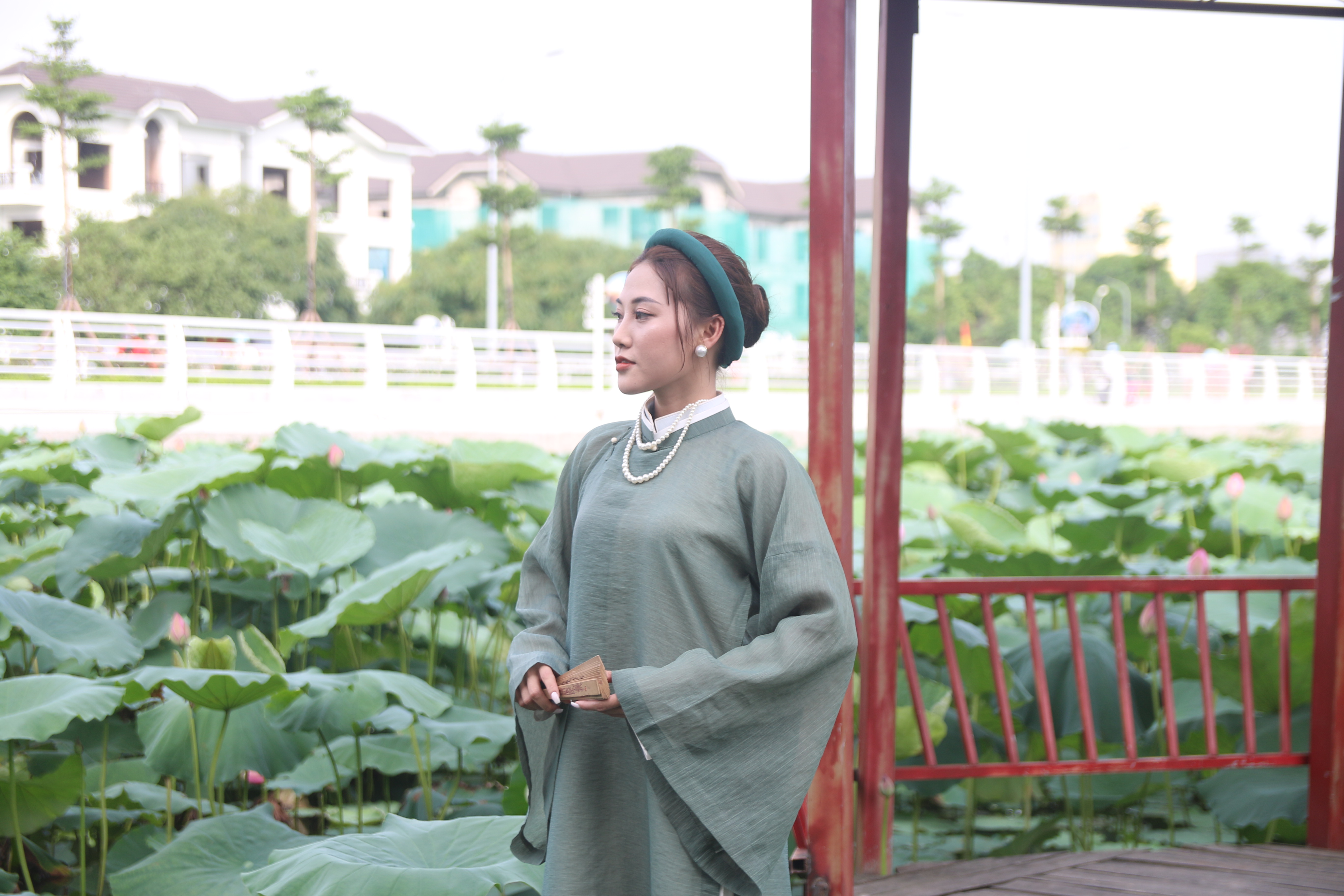 nguoi-d226n-tu-c225c-tinh-l226n-can-do-ve-h224-noi-chup-anh-m249a-sen_12.jpg