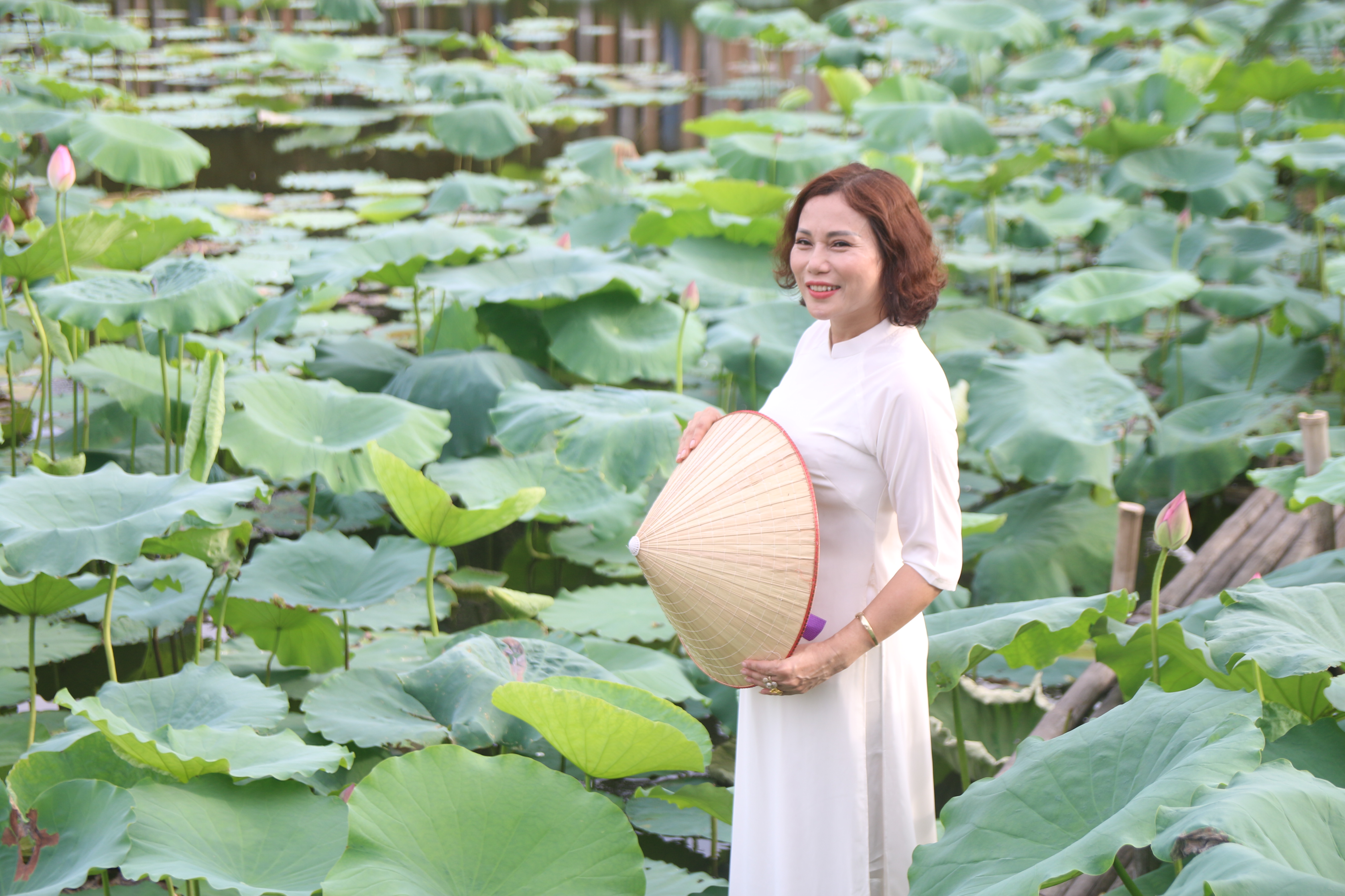 nguoi-d226n-tu-c225c-tinh-l226n-can-do-ve-h224-noi-chup-anh-m249a-sen_3.jpg