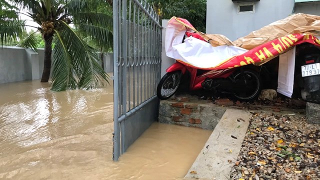 Người dân vất vả chạy lũ