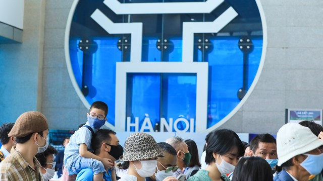 Người dân xếp hàng nhiều giờ để trải nghiệm tàu Cát Linh - Hà Đông