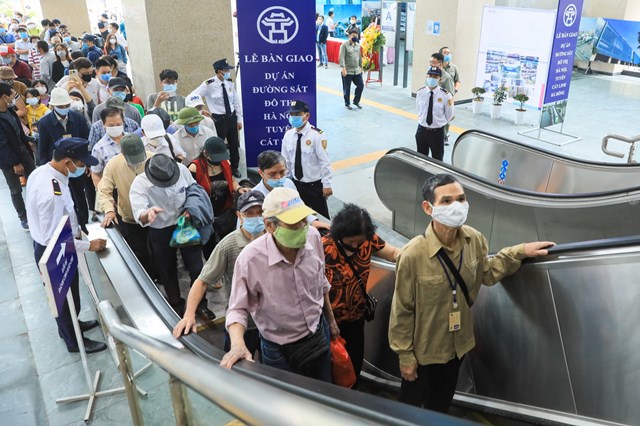nguoi-d226n-xep-h224ng-nhieu-gio-de-trai-nghiem-t224u-c225t-linh-h224-d244ng_2.jpg