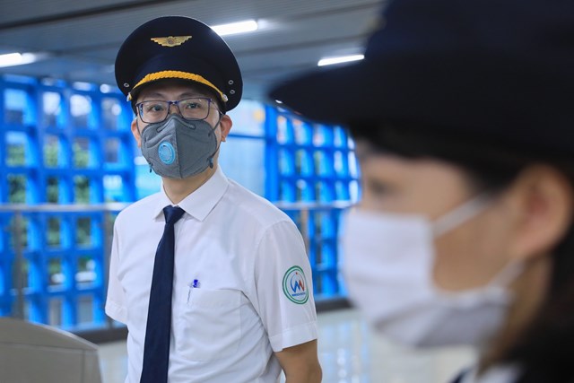 nguoi-d226n-xep-h224ng-nhieu-gio-de-trai-nghiem-t224u-c225t-linh-h224-d244ng_3.jpg