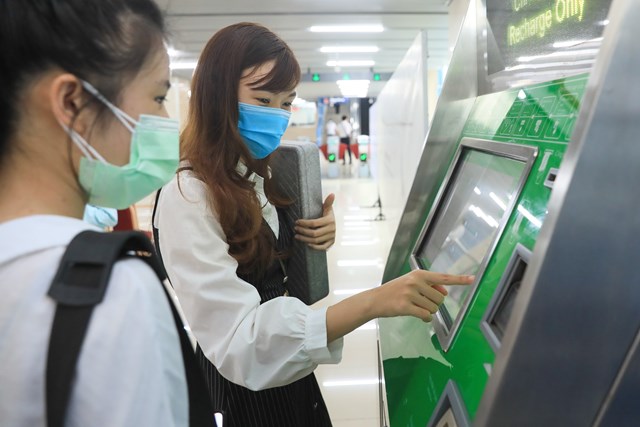 nguoi-d226n-xep-h224ng-nhieu-gio-de-trai-nghiem-t224u-c225t-linh-h224-d244ng_4.jpg