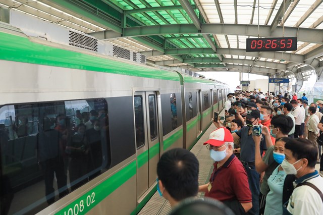 nguoi-d226n-xep-h224ng-nhieu-gio-de-trai-nghiem-t224u-c225t-linh-h224-d244ng_6.jpg