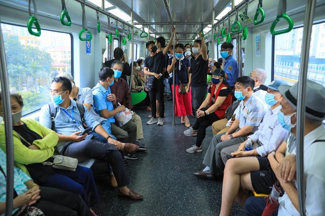 nguoi-d226n-xep-h224ng-nhieu-gio-de-trai-nghiem-t224u-c225t-linh-h224-d244ng_7.jpg