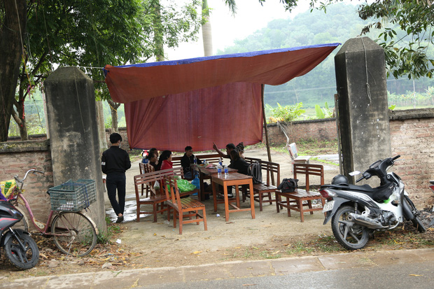 Người dân chặn xe vào bãi rác Nam Sơn: Mấy chục năm nay chúng tôi đã quá khổ rồi, ruồi nhặng nhiều khiến có hôm phải chui vào màn ăn cơm - Ảnh 1.