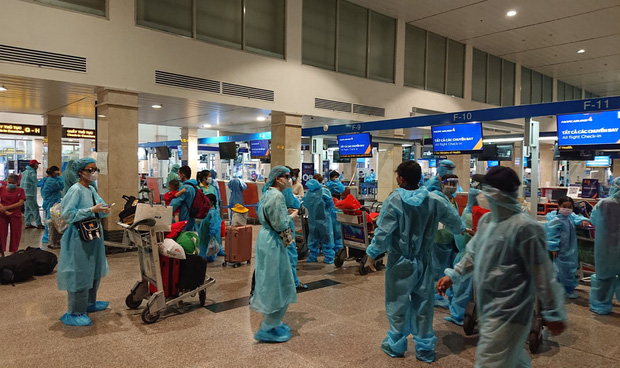 Người đàn ông chi 400 triệu bao trọn 2 máy bay đưa 372 người Quảng Nam ở TP.HCM về quê tránh dịch là ai? - Ảnh 1. Người đàn ông chi 400 triệu bao trọn 2 máy bay đưa 372 người Quảng Nam ở TP.HCM về quê tránh dịch là ai? - Ảnh 1.