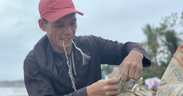 Người dân Quảng Ngãi hối hả ra biển lấy cát chống bão số 9