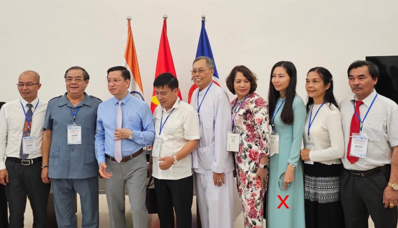 Người đẹp nhân ái Nguyệt Trần (thứ ba từ phải qua) chụp ảnh cùng các đại biểu tham dự diễn đàn “Giao lưu Văn hóa và Kinh tế Việt Nam – Ấn Độ”