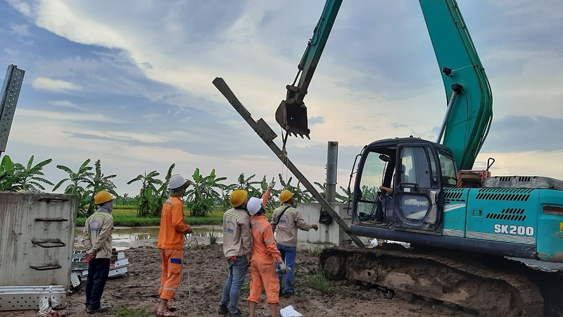 Tổ xung kích PC Hà Nam tham gia hỗ trợ thi công dự án đường dây 500kV mạch 3 đang thực hiện các công việc tại vị trí cột 22, huyện Trực Ninh, Nam Định. Tổ xung kích PC Hà Nam tham gia hỗ trợ thi công dự án đường dây 500kV mạch 3 đang thực hiện các công việc tại vị trí cột 22, huyện Trực Ninh, Nam Định.