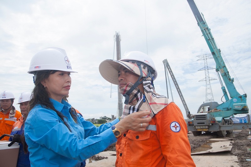Anh Nguyễn Văn Tài - Tổ trưởng Đội xung kích Công ty TNHH MTV Điện lực Hải Phòng, đại diện đơn vị đang phối hợp thi công dự án đường dây 500kV mạch 3 Quảng Trạch - Phố Nối, tại vị trí cột néo đôi 213 đoạn qua huyện Quỳnh Phụ, tỉnh Thái Bình. Anh Nguyễn Văn Tài - Tổ trưởng Đội xung kích Công ty TNHH MTV Điện lực Hải Phòng, đại diện đơn vị đang phối hợp thi công dự án đường dây 500kV mạch 3 Quảng Trạch - Phố Nối, tại vị trí cột néo đôi 213 đoạn qua huyện Quỳnh Phụ, tỉnh Thái Bình.