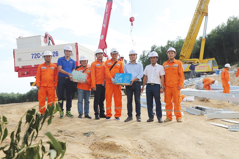 Nhằm động viên, khích lệ tinh thần các thành viên trong Đội xung kích đang tham gia hỗ trợ thi công Đường dây 500kV Quảng Trạch - Phố Nối đi qua địa bàn tỉnh Hà Tĩnh, sáng 4/6, ông Trần Đức Sơn - Phó Giám đốc PC Hà Tĩnh cùng đoàn công tác đã tới hiện trường thăm hỏi, động viên, trao quà cho các đội xung kích PC Bà Rịa - Vũng Tàu (vị trí 86); PC Vĩnh Long (vị trí 84) và PC Tiền Giang (vị trí 89) thuộc Tổng công ty Điện lực miền Nam (EVNSPC) đang thi công trên địa bàn huyện Kỳ Anh, Hà Tĩnh. Những món quà gửi đến đồng nghiệp các đơn vị bạn tuy chỉ mang giá trị tinh thần, nhưng thể hiện sự quan tâm, sẻ chia, tinh thần “tương thân tương ái” của ngành điện Hà Tĩnh đến với các thành viên trong ngôi nhà chung EVN, phát huy giá trị văn hóa tốt đẹp của người Hà Tĩnh tới đồng nghiệp cả nước. Nhằm động viên, khích lệ tinh thần các thành viên trong Đội xung kích đang tham gia hỗ trợ thi công Đường dây 500kV Quảng Trạch - Phố Nối đi qua địa bàn tỉnh Hà Tĩnh, sáng 4/6, ông Trần Đức Sơn - Phó Giám đốc PC Hà Tĩnh cùng đoàn công tác đã tới hiện trường thăm hỏi, động viên, trao quà cho các đội xung kích PC Bà Rịa - Vũng Tàu (vị trí 86); PC Vĩnh Long (vị trí 84) và PC Tiền Giang (vị trí 89) thuộc Tổng công ty Điện lực miền Nam (EVNSPC) đang thi công trên địa bàn huyện Kỳ Anh, Hà Tĩnh. Những món quà gửi đến đồng nghiệp các đơn vị bạn tuy chỉ mang giá trị tinh thần, nhưng thể hiện sự quan tâm, sẻ chia, tinh thần “tương thân tương ái” của ngành điện Hà Tĩnh đến với các thành viên trong ngôi nhà chung EVN, phát huy giá trị văn hóa tốt đẹp của người Hà Tĩnh tới đồng nghiệp cả nước.