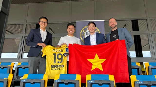 Người hâm mộ chúc mừng Quang Hải chính thức gia nhập CLB Pau FC
