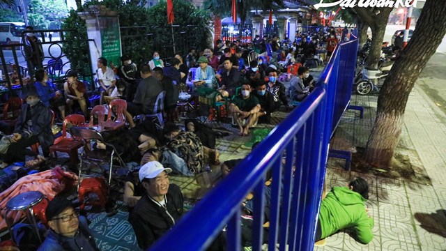 Người hâm mộ xếp hàng 12 tiếng xuyên đêm chờ mua vé trận đấu của đội tuyển U23 Việt Nam