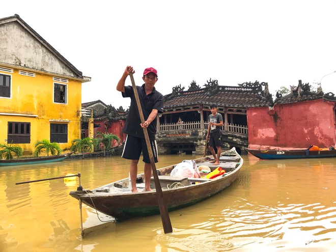 Người Hội An chèo bằng ghe thuyền chở du khách đi dạo giữa nước lũ - ảnh 1