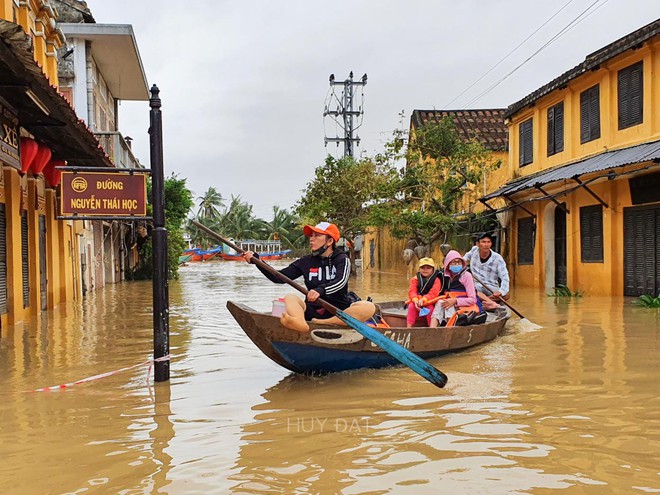 Người Hội An chèo bằng ghe thuyền chở du khách đi dạo giữa nước lũ - ảnh 11