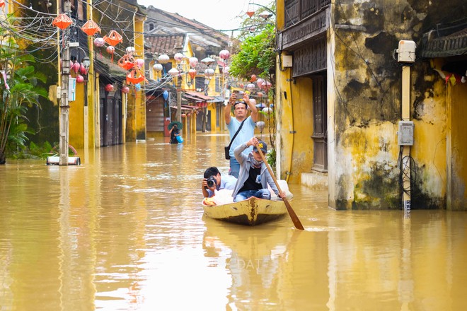 Người Hội An chèo bằng ghe thuyền chở du khách đi dạo giữa nước lũ - ảnh 12