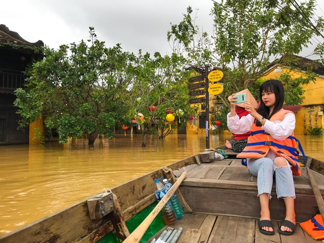Người Hội An chèo bằng ghe thuyền chở du khách đi dạo giữa nước lũ - ảnh 6