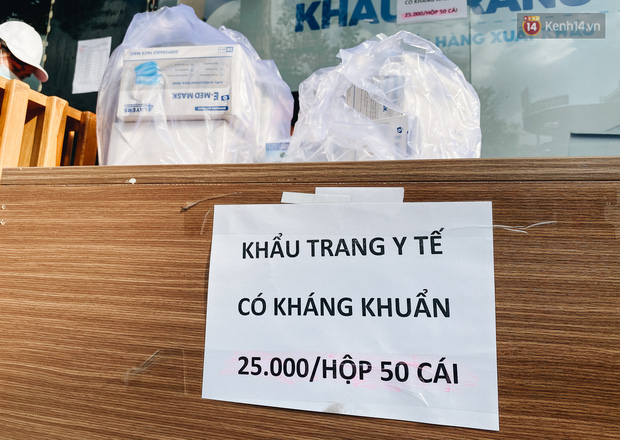 Người Sài Gòn đổ xô đi mua khẩu trang 25.000 đồng/hộp, nhiều công ty mua cả thùng để tặng nhân viên - Ảnh 5.