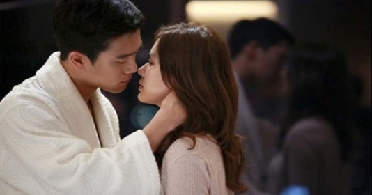 Người thứ 3: Nữ ca sĩ, MC làm “trà xanh” vì sự cám dỗ của đồng tiền