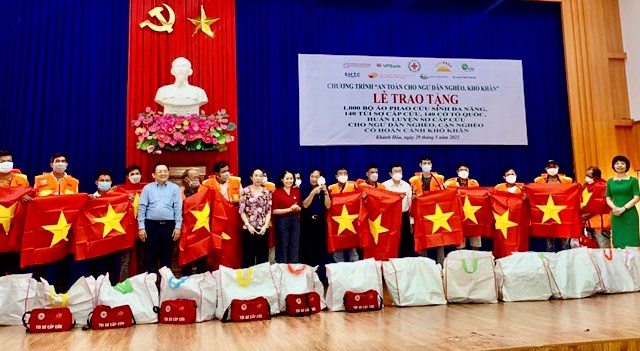 Nguyên Chủ tịch nước tặng 1.000 phao cứu sinh đa năng cho ngư dân nghèo ở Cam Ranh