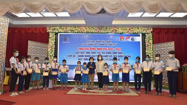 Nguyên Phó chủ tịch nước Trương Mỹ Hoa trao học bổng Vừ A Dính tại Bạc Liêu