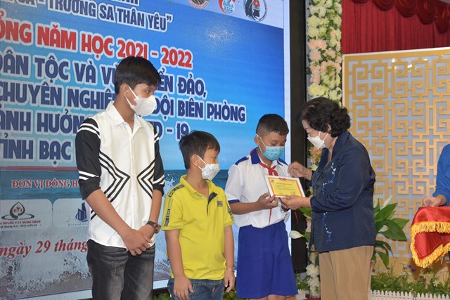 nguy234n-ph243-chu-tich-nuoc-truong-my-hoa-trao-hoc-bong-vu-a-d237nh-tai-bac-li234u_1.jpg nguy234n-ph243-chu-tich-nuoc-truong-my-hoa-trao-hoc-bong-vu-a-d237nh-tai-bac-li234u_1.jpg