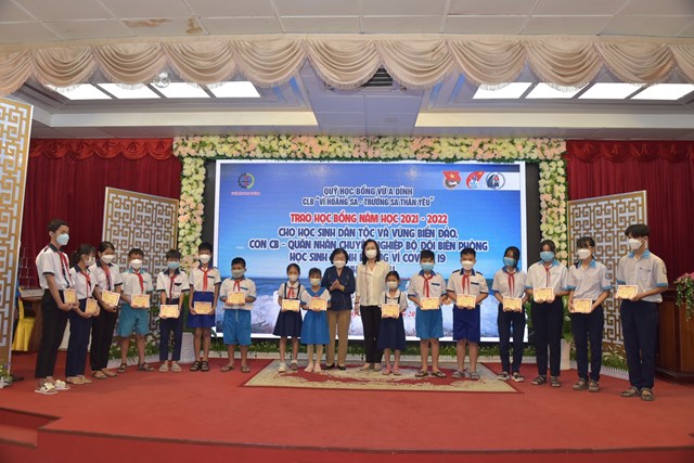 nguy234n-ph243-chu-tich-nuoc-truong-my-hoa-trao-hoc-bong-vu-a-d237nh-tai-bac-li234u_2.jpg nguy234n-ph243-chu-tich-nuoc-truong-my-hoa-trao-hoc-bong-vu-a-d237nh-tai-bac-li234u_2.jpg